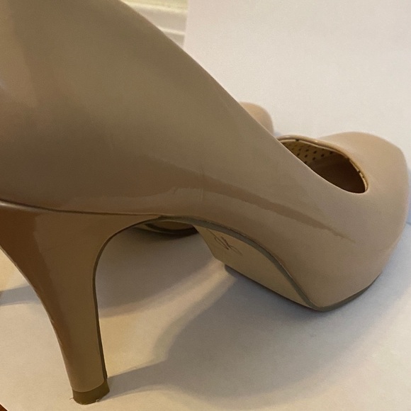 Madden Girl vintage Glossy Beige Heels - Picture 4 of 5